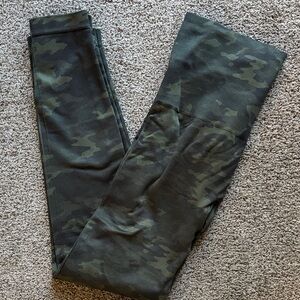 SPANX Olive green Camouflage compression Leggings women’s sz L